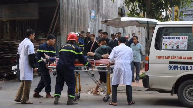 Các lực lượng chức năng đưa nạn nhân đi cấp cứu.