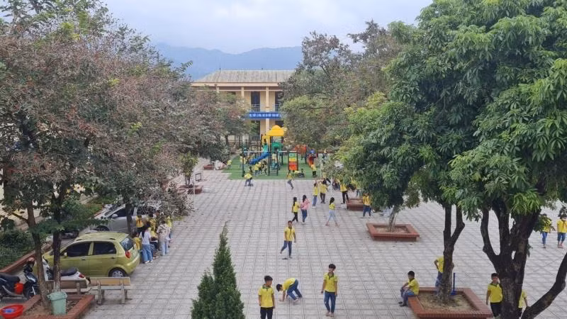 Khuôn viên Trường tiểu học Hồ Sơn. Khuôn viên Trường tiểu học Hồ Sơn.