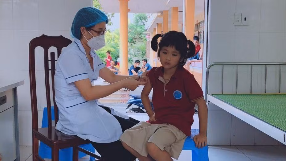 Xã Tân Phong (huyện Vũ Thư, tỉnh Thái Bình) được phân bổ 300 liều vaccine phòng Covid-19 để tiêm cho người từ 12 tuổi trở lên