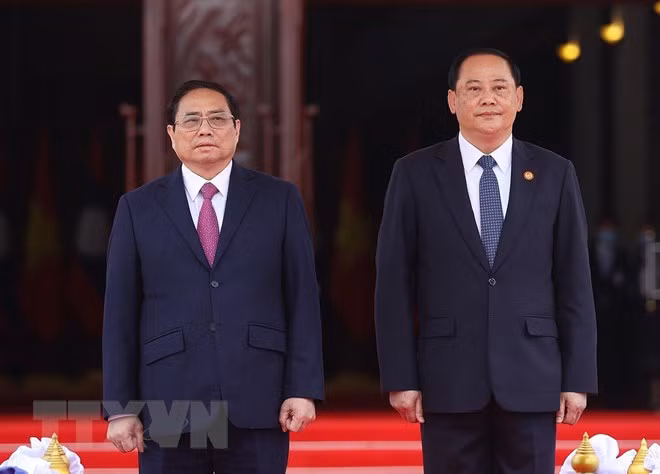 Thủ tướng Phạm Minh Chính và Thủ tướng Lào Sonexay Siphandone tại lễ đón. (Ảnh: Dương Giang/TTXVN)