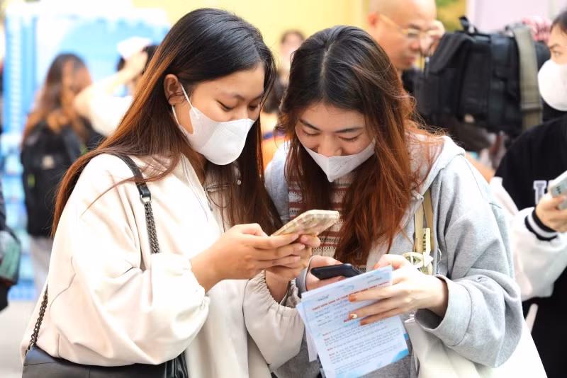 Các bạn trẻ tìm hiểu thông tin doanh nghiệp tại Ngày hội việc làm. Các bạn trẻ tìm hiểu thông tin doanh nghiệp tại Ngày hội việc làm.
