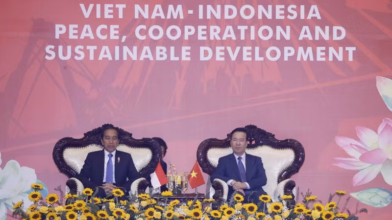 Chủ tịch nước Võ Văn Thưởng và Tổng thống Indonesia Joko Widodo dự chương trình biểu diễn võ thuật. (Ảnh: Thống Nhất/TTXVN)