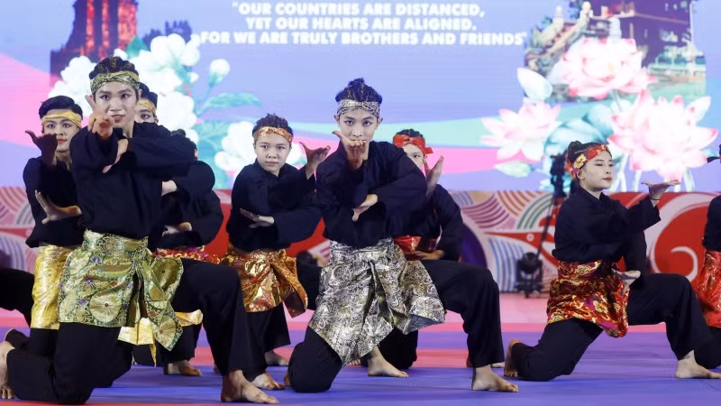 Màn biểu diễn Pencak Silat - môn võ đặc trưng của Indonesia. (Ảnh: Thống Nhất/TTXVN) Màn biểu diễn Pencak Silat - môn võ đặc trưng của Indonesia. (Ảnh: Thống Nhất/TTXVN)