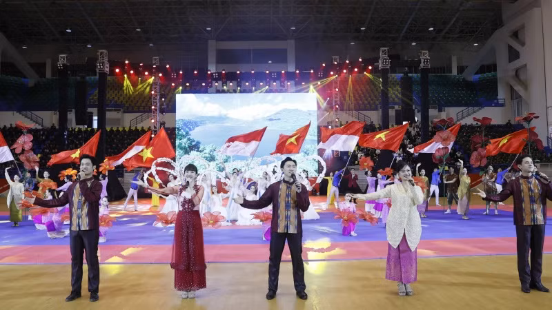 Màn biểu diễn văn nghệ chào mừng. (Ảnh: Thống Nhất/TTXVN) Màn biểu diễn văn nghệ chào mừng. (Ảnh: Thống Nhất/TTXVN)