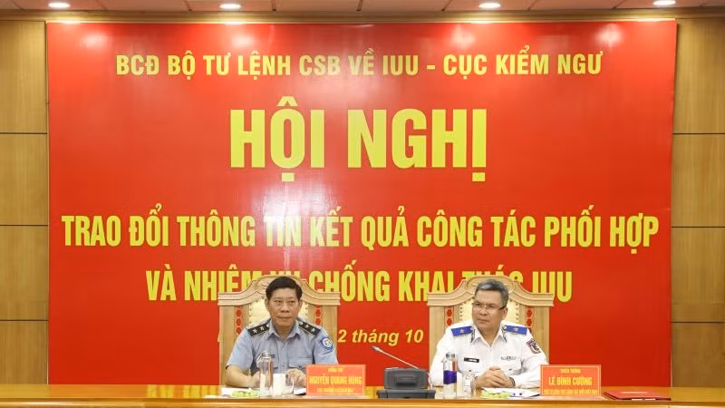 Thiếu tướng Lê Đình Cường, Phó Tư lệnh, Tham mưu trưởng Cảnh sát biển Việt Nam và đồng chí Nguyễn Quang Hùng, Cục trưởng Cục Kiểm ngư đồng chủ trì Hội nghị. 