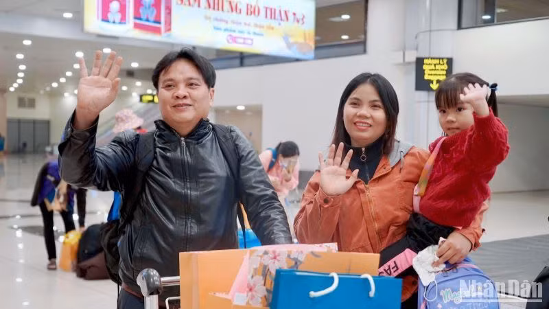 Sau nhiều năm xa quê, gia đình người lao động vui mừng khi được về thăm gia đình.