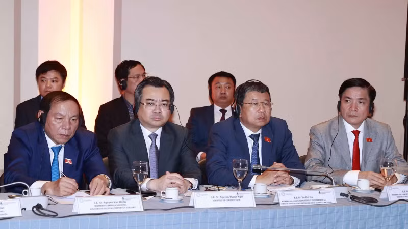 Đại biểu Việt Nam dự diễn đàn. (Ảnh: DOÃN TẤN/TTXVN) Đại biểu Việt Nam dự diễn đàn. (Ảnh: DOÃN TẤN/TTXVN)