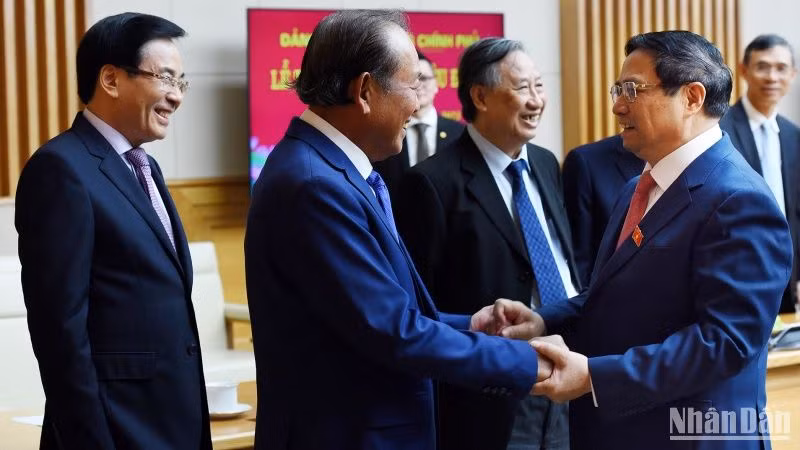 Thủ tướng Phạm Minh Chính và các đồng chí nguyên Phó Thủ tướng Trương Hòa Bình và nguyên Phó Thủ tướng Phạm Gia Khiêm.