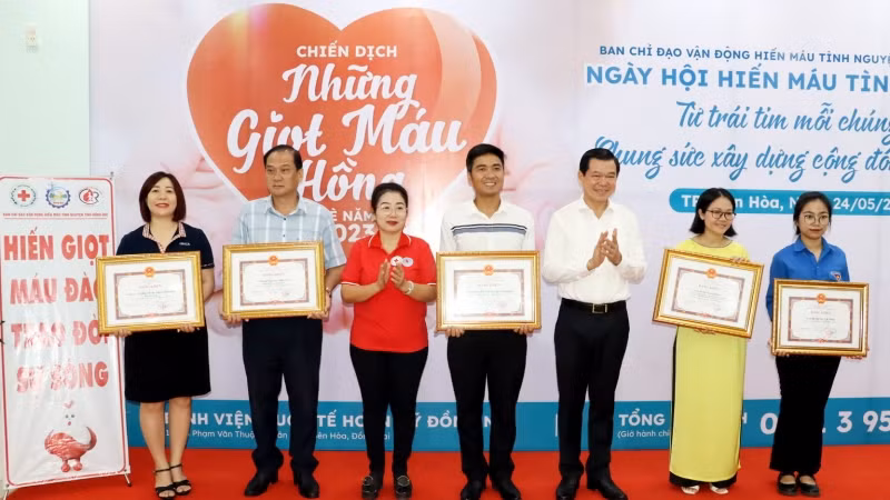 Tặng Bằng khen cho các tập thể, cá nhân có thành tích xuất sắc trong tham gia phong trào hiến máu tình nguyện năm 2022.