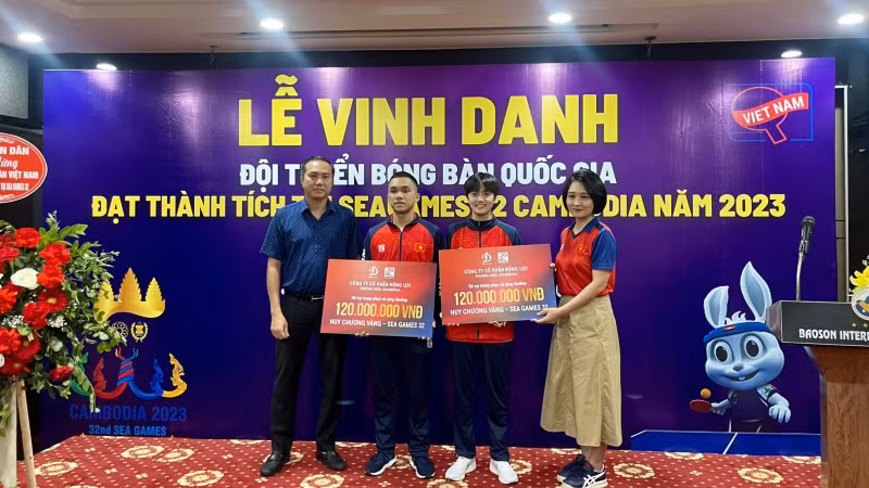Công ty cổ phần Động Lực trao thưởng cho các vận động viên đạt Huy chương Vàng Đinh Anh Hoàng và Trần Mai Ngọc.