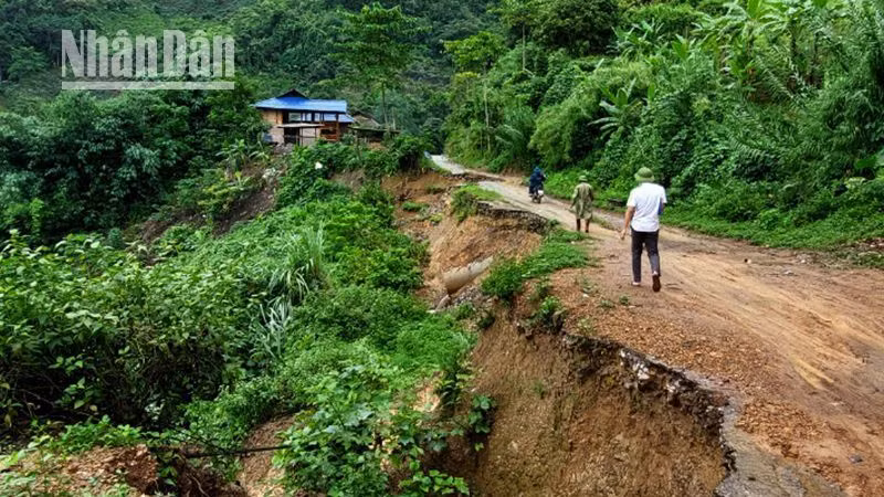 Một điểm sạt lở phía ta-luy âm thuộc tuyến đường vào xã Liệp Tè, huyện Thuận Châu. Một điểm sạt lở phía ta-luy âm thuộc tuyến đường vào xã Liệp Tè, huyện Thuận Châu.