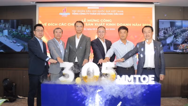 Lãnh đạo PVN, PVEP thực hiện nghi thức mừng công hoàn thành sản lượng khai thác năm 2024.