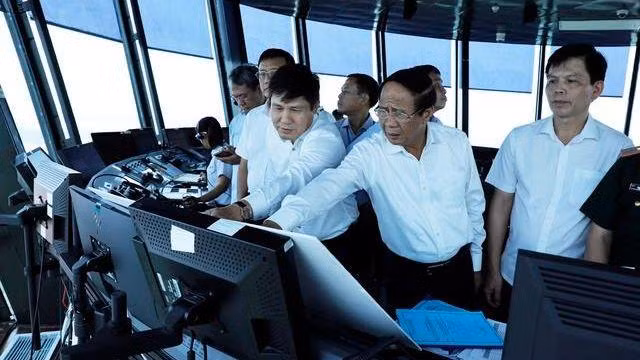 Phó Thủ tướng kiểm tra khu vực quy hoạch phía nam. (Ảnh: VGP)