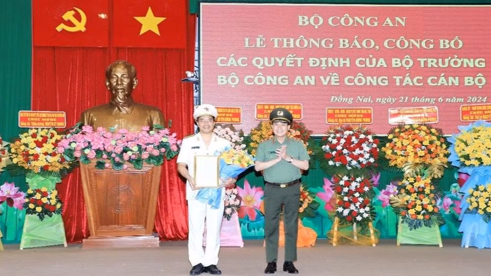 Thứ trưởng Lê Quốc Hùng trao quyết định và tặng hoa chúc mừng tân Giám đốc Công an tỉnh Đồng Nai Nguyễn Hồng Phong. (Ảnh: Công an tỉnh Đồng Nai cung cấp)