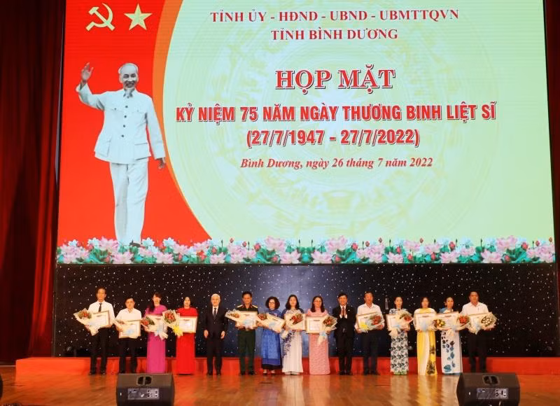 Bí thư Tỉnh ủy Bình Dương Nguyễn Văn Lợi (thứ 5, trái sang) tặng Bằng khen cho các đơn vị chăm lo tốt cho người có công trên địa bàn. Bí thư Tỉnh ủy Bình Dương Nguyễn Văn Lợi (thứ 5, trái sang) tặng Bằng khen cho các đơn vị chăm lo tốt cho người có công trên địa bàn.