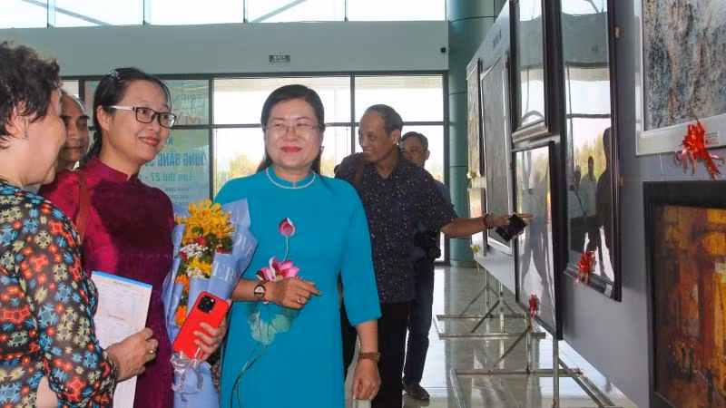 Các đại biểu thưởng thức các tác phẩm triển lãm. (Ảnh: BÁ DŨNG) Các đại biểu thưởng thức các tác phẩm triển lãm. (Ảnh: BÁ DŨNG)