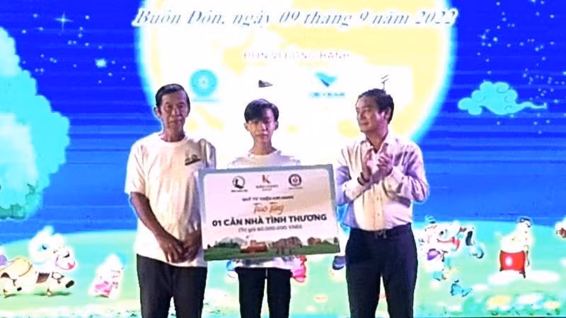 Trao tặng kinh phí xây dựng nhà tình thương cho thiếu nhi có hoàn cảnh gia đình khó khăn ở huyện Buôn Đôn.