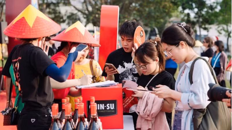 Khách tìm hiểu về gia vị và pha chế nước mắm trong nước dùng phở. (Ảnh: Ban tổ chức cung cấp) Khách tìm hiểu về gia vị và pha chế nước mắm trong nước dùng phở. (Ảnh: Ban tổ chức cung cấp)
