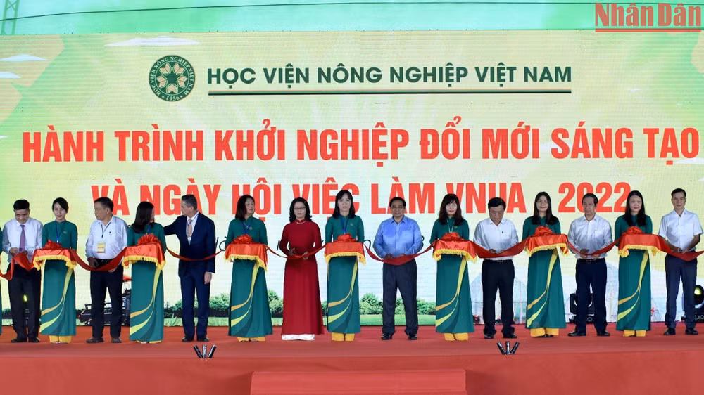 Thủ tướng Phạm Minh Chính cùng các đại biểu cắt băng khai mạc Ngày hội việc làm VNUA 2022. (Ảnh: Trần Hải)