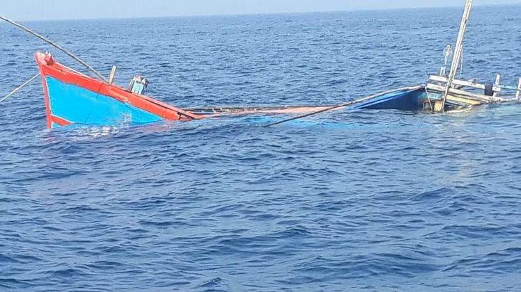 Tàu cá QNa-01160 TS bị đâm chìm trên biển.