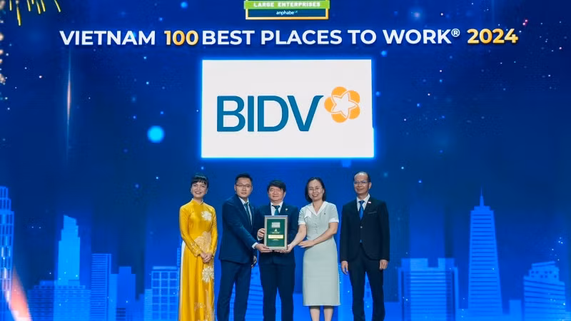 Phó Tổng Giám đốc BIDV Lê Trung Thành cùng đại diện cán bộ Ngân hàng nhận giải thưởng “Nơi làm việc tốt nhất Việt Nam năm 2024”.
