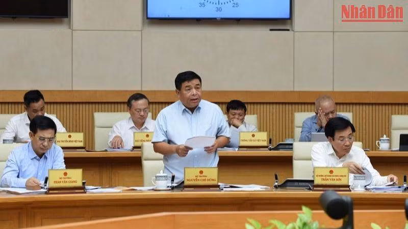 Theo Bộ trưởng Kế hoạch và Đầu tư Nguyễn Chí Dũng, trong tháng 8 và 8 tháng đầu năm 2022, những khó khăn, thách thức phải đối mặt rất lớn, song nền kinh tế có xu hướng phục hồi ngày càng tích cực, giữ vững ổn định kinh tế vĩ mô, các cân đối lớn. Đến nay, đã giải ngân 55 nghìn tỷ đồng trong chương trình phục hồi và phát triển. Theo Bộ trưởng Kế hoạch và Đầu tư Nguyễn Chí Dũng, trong tháng 8 và 8 tháng đầu năm 2022, những khó khăn, thách thức phải đối mặt rất lớn, song nền kinh tế có xu hướng phục hồi ngày càng tích cực, giữ vững ổn định kinh tế vĩ mô, các cân đối lớn. Đến nay, đã giải ngân 55 nghìn tỷ đồng trong chương trình phục hồi và phát triển.