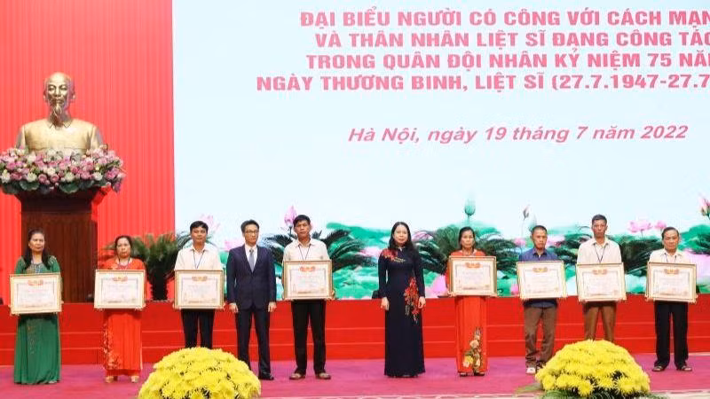 Phó Chủ tịch nước Võ Thị Ánh Xuân và Phó Thủ tướng Vũ Đức Đam trao Bằng Tổ quốc ghi công cho thân nhân các liệt sĩ.