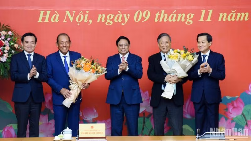 Thủ tướng Phạm Minh Chính và các đồng chí Phó Thủ tướng chúc mừng đồng chí Trương Hòa Bình và đồng chí Phạm Gia Khiêm.