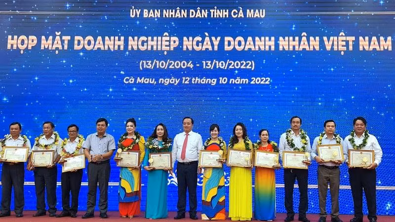 Lãnh đạo tỉnh Cà Mau tặng Bằng khen tuyên dương các doanh nhân tiêu biểu năm 2022.