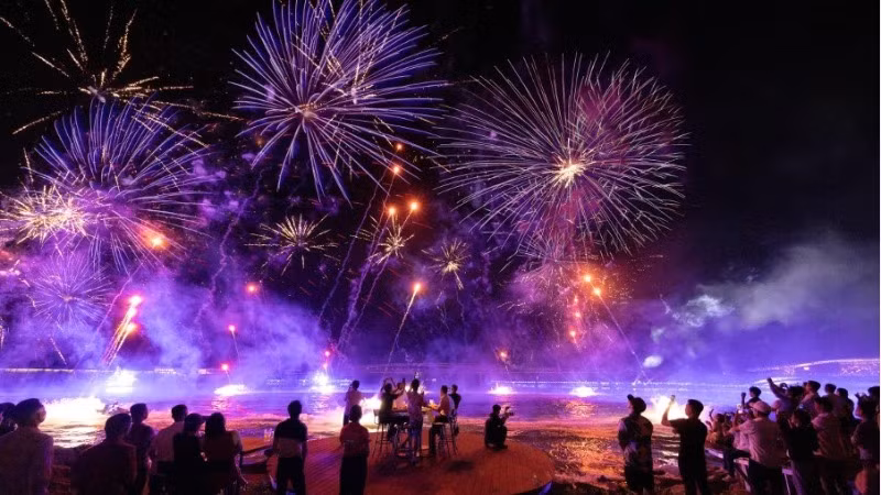 Show diễn Symphony of the Sea thắp sáng trời đêm Phú Quốc. Show diễn Symphony of the Sea thắp sáng trời đêm Phú Quốc.