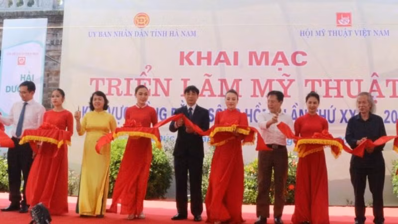 Các đại biểu cắt băng khai mạc Triển lãm mỹ thuật.