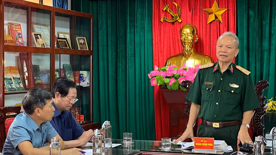 Trung tướng Hoàng Khánh Hưng chia sẻ thông tin tại buổi báo cáo tổng kết Chương trình nhắn tin "Tri ân liệt sĩ 2023".