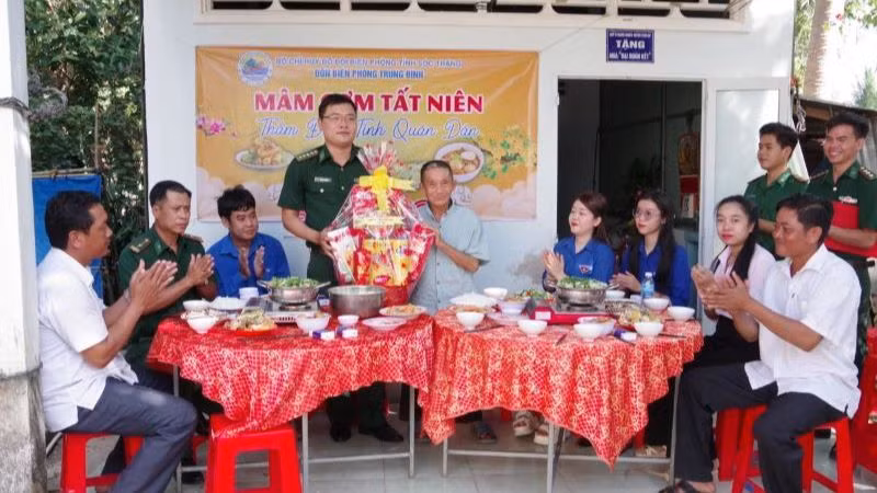 Cán bộ Đồn Biên phòng Trung Bình, Bộ đội biên phòng Sóc Trăng tổ chức “Mâm cơm tất niên” và tặng quà Tết cho các gia đình có hoàn cảnh khó khăn. (Ảnh: Văn Long) Cán bộ Đồn Biên phòng Trung Bình, Bộ đội biên phòng Sóc Trăng tổ chức “Mâm cơm tất niên” và tặng quà Tết cho các gia đình có hoàn cảnh khó khăn. (Ảnh: Văn Long)