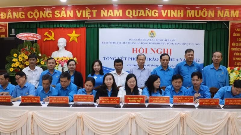 Đại diện lãnh đạo Liên đoàn Lao động các tỉnh khu vực đồng bằng sông Cửu Long ký kết giao ước thi đua.
