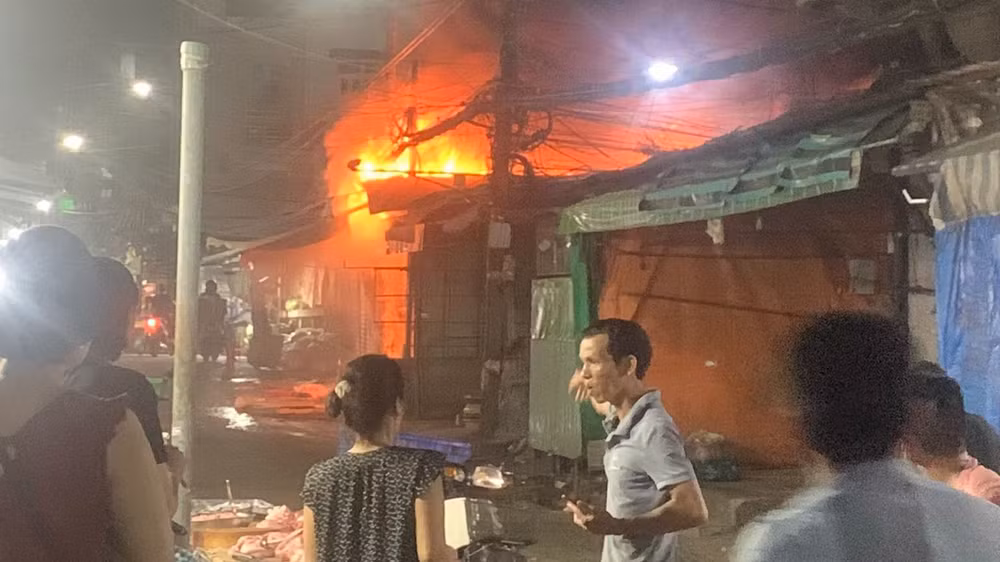 Ngọn lửa bốc cháy dữ dội lúc rạng sáng.