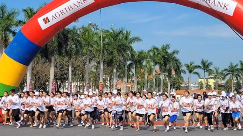 Các vận động viên nữ tham gia đua tài.