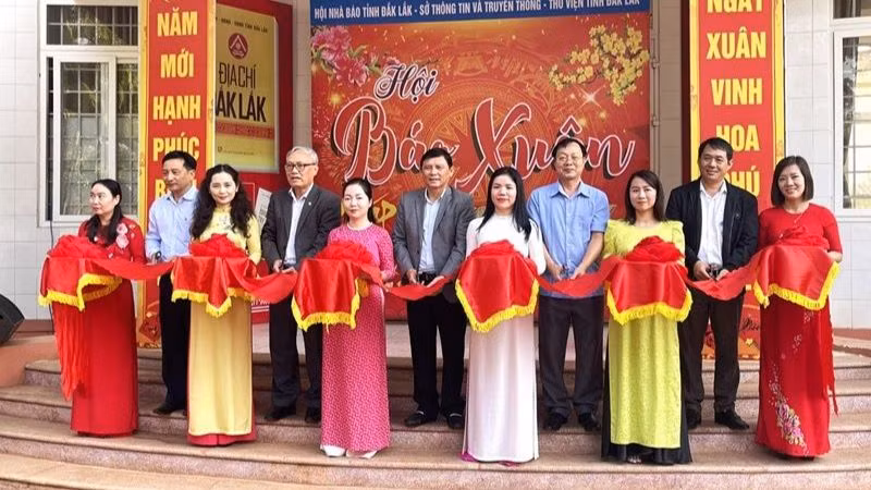 Các đại biểu cắt băng khai mạc Hội báo Xuân Đắk Lắk Giáp Thìn 2024.