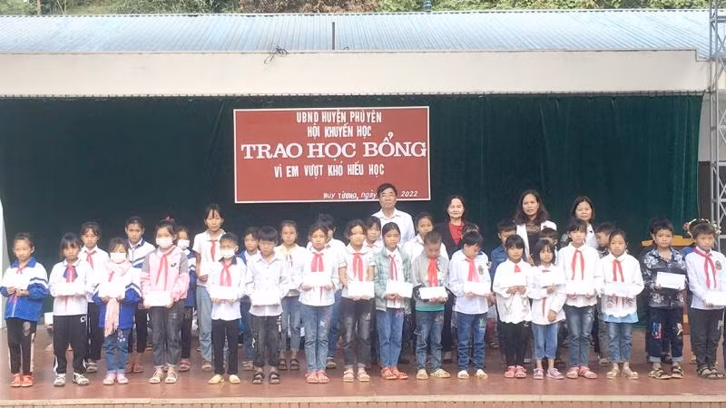 Trao học bổng “Vì em vượt khó hiếu học” cho 70 học sinh bán trú.