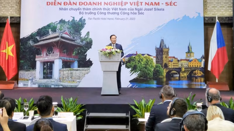 Chủ tịch VCCI Phạm Tấn Công phát biểu tại Diễn đàn.