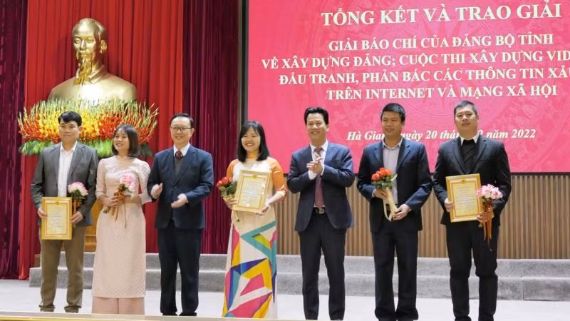 Các đồng chí lãnh đạo tỉnh Hà Giang trao giải nhất giải báo chí viết về xây dựng Đảng cho các tác giả.