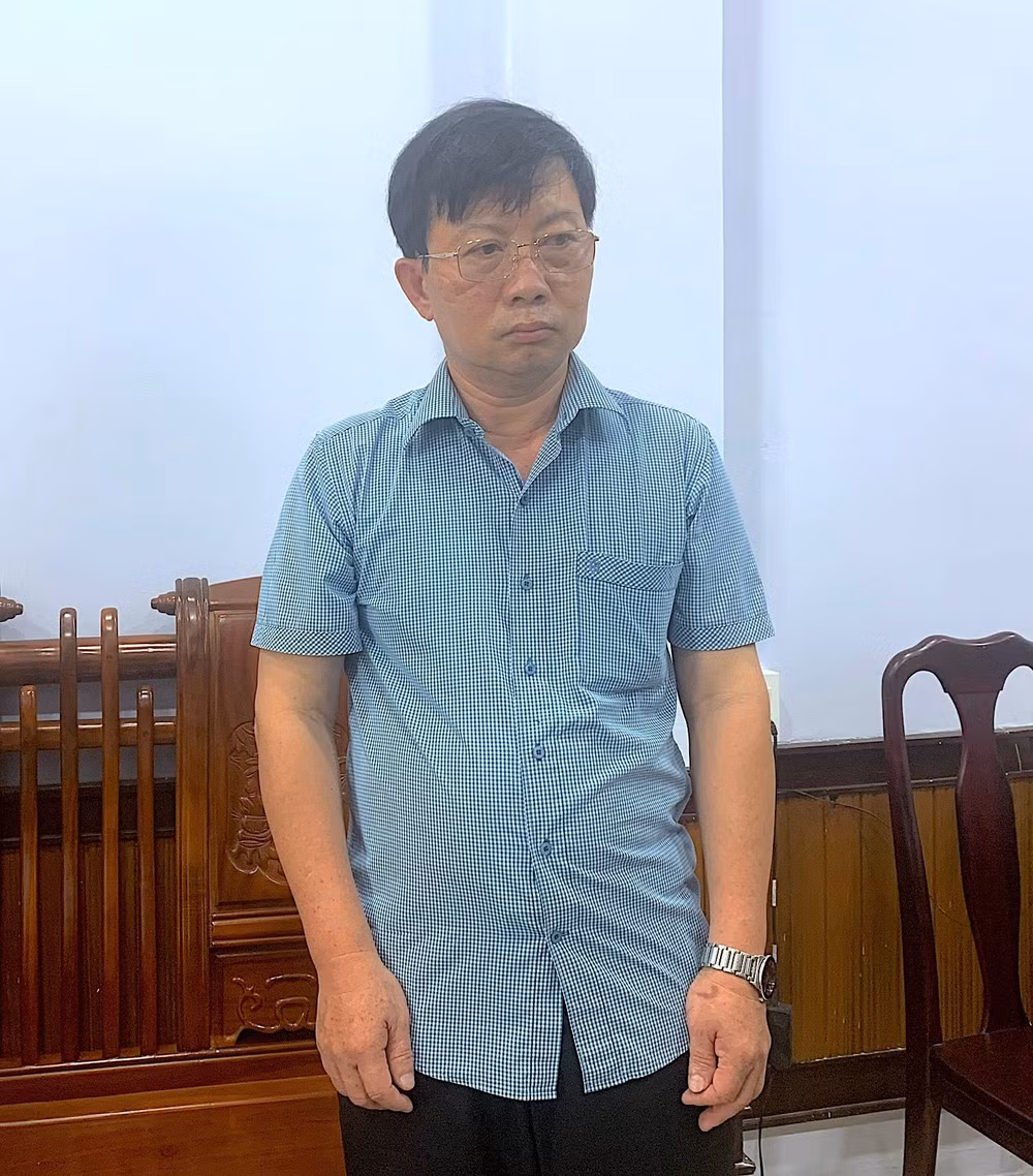 Giám đốc CDC Cà Mau Đặng Hải Đăng bị khởi tố về hành vi “Vi phạm quy định về đấu thầu gây hậu quả nghiêm trọng”. Giám đốc CDC Cà Mau Đặng Hải Đăng bị khởi tố về hành vi “Vi phạm quy định về đấu thầu gây hậu quả nghiêm trọng”.