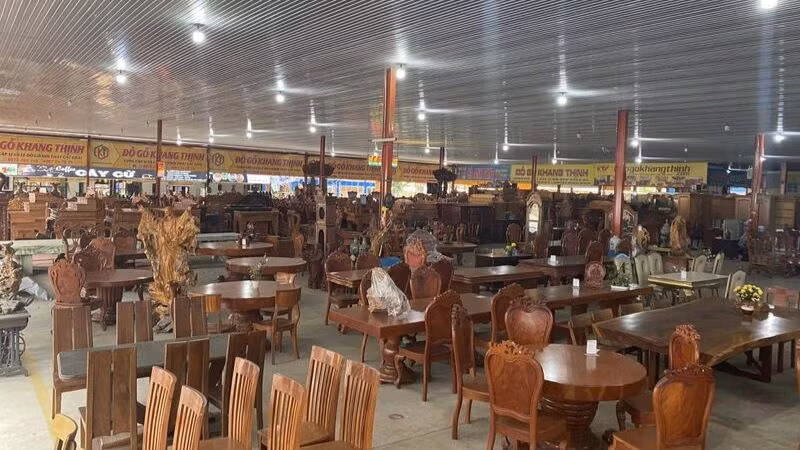 Hội chợ là cầu nối cho các doanh nghiệp và cơ hội mua sắm của người tiêu dùng Hội chợ là cầu nối cho các doanh nghiệp và cơ hội mua sắm của người tiêu dùng