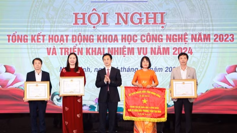 Nhiều tập thể và cá nhân có thành tích trong nghiên cứu khoa học được tặng bằng khen của Ủy ban nhân dân tỉnh Ninh Bình. (Ảnh: Yến Trinh)