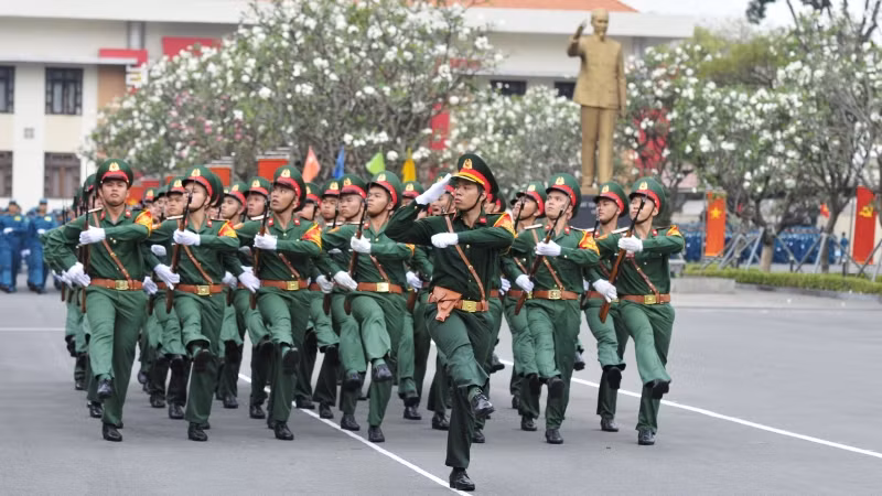 Cán bộ, chiến sĩ lực lượng vũ trang Thành phố Hồ Chí Minh duyệt đội ngũ. Cán bộ, chiến sĩ lực lượng vũ trang Thành phố Hồ Chí Minh duyệt đội ngũ.