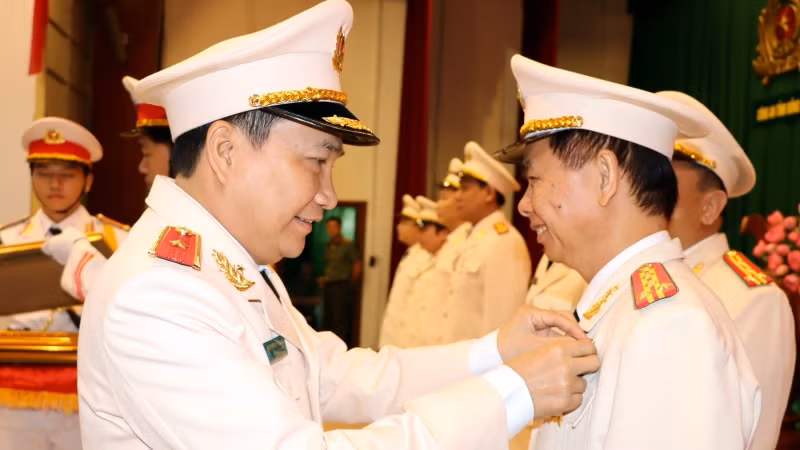 Thiếu tướng Nguyễn Sĩ Quang, Giám đốc Công an tỉnh Đồng Nai gắn Huân chương Chiến công hạng Ba của Chủ tịch nước tặng Đại tá Trần Tiến Đạt, Phó Giám đốc Công an tỉnh.