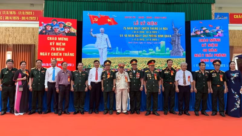 Lãnh đạo huyện Định Quán và các cựu chiến binh từng chiến đấu giải phóng Định Quán. Lãnh đạo huyện Định Quán và các cựu chiến binh từng chiến đấu giải phóng Định Quán.