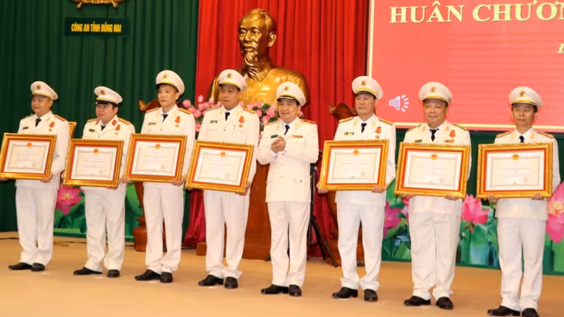 Thiếu tướng Nguyễn Sĩ Quang, Giám đốc Công an tỉnh Đồng Nai tặng Huân chương Chiến công hạng Ba cho 7 cá nhân.