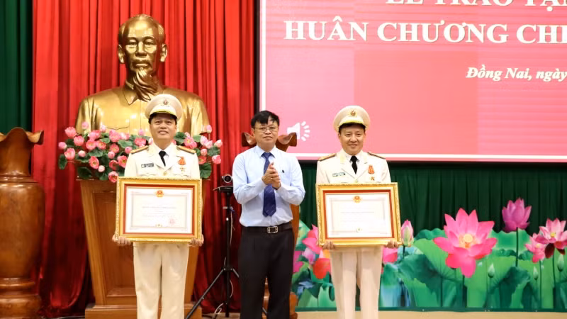 Đồng chí Cao Tiến Dũng trao Huân chương Chiến công hạng Nhất cho hai cá nhân.