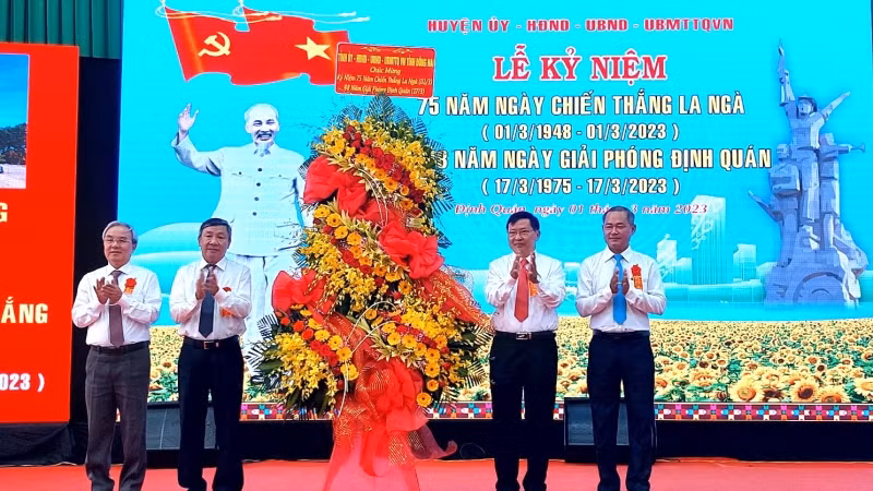 Đồng chí Hồ Thanh Sơn, Phó Bí thư Thường trực Tỉnh ủy Đồng Nai tặng lẵng hoa tươi thắm của Tỉnh ủy, Hội đồng nhân dân, Ủy ban nhân dân, Ủy ban Mặt trận Tổ quốc Việt Nam tỉnh cho lãnh đạo huyện Định Quán tại lễ kỷ niệm.