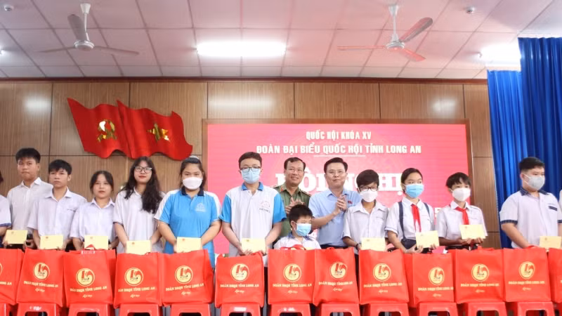 Đại biểu Quốc hội Trung ương và tỉnh tặng quà cho học sinh có hoàn cảnh khó khăn trên địa bàn thành phố Tân An. Đại biểu Quốc hội Trung ương và tỉnh tặng quà cho học sinh có hoàn cảnh khó khăn trên địa bàn thành phố Tân An.